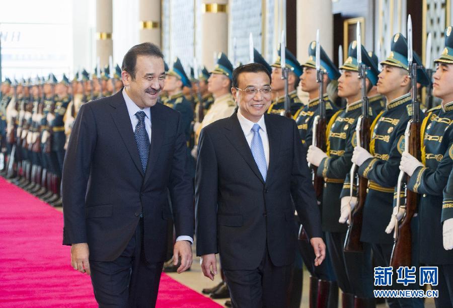 12月14日,應(yīng)哈薩克斯坦共和國總理馬西莫夫邀請(qǐng),國務(wù)院總理李克強(qiáng)乘專機(jī)抵達(dá)阿斯塔納國際機(jī)場(chǎng),開始對(duì)哈薩克斯坦進(jìn)行正式訪問,舉行中哈總理第二次定期會(huì)晤,并出席上海合作組織成員國政府首腦理事會(huì)第十三次會(huì)議。馬西莫夫到機(jī)場(chǎng)迎接李克強(qiáng),并舉行隆重的歡迎儀式。新華社記者 黃敬文 攝 12月14日,應(yīng)哈薩克斯坦共和國總理馬西莫夫邀請(qǐng),國務(wù)院總理李克強(qiáng)乘專機(jī)抵達(dá)阿斯塔納國際機(jī)場(chǎng),開始對(duì)哈薩克斯坦進(jìn)行正式訪問,舉行中哈總理第二次定期會(huì)晤,并出席上海合作組織成員國政府首腦理事會(huì)第十三次會(huì)議。馬西莫夫到機(jī)場(chǎng)迎接李克強(qiáng),并舉行隆重的歡迎儀式。新華社記者 黃敬文 攝