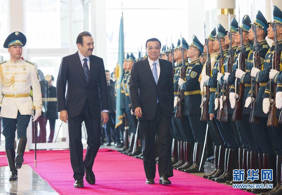 12月14日,應(yīng)哈薩克斯坦共和國總理馬西莫夫邀請(qǐng),國務(wù)院總理李克強(qiáng)乘專機(jī)抵達(dá)阿斯塔納國際機(jī)場(chǎng),開始對(duì)哈薩克斯坦進(jìn)行正式訪問,舉行中哈總理第二次定期會(huì)晤,并出席上海合作組織成員國政府首腦理事會(huì)第十三次會(huì)議。馬西莫夫到機(jī)場(chǎng)迎接李克強(qiáng),并舉行隆重的歡迎儀式。新華社記者 黃敬文 攝 12月14日,應(yīng)哈薩克斯坦共和國總理馬西莫夫邀請(qǐng),國務(wù)院總理李克強(qiáng)乘專機(jī)抵達(dá)阿斯塔納國際機(jī)場(chǎng),開始對(duì)哈薩克斯坦進(jìn)行正式訪問,舉行中哈總理第二次定期會(huì)晤,并出席上海合作組織成員國政府首腦理事會(huì)第十三次會(huì)議。馬西莫夫到機(jī)場(chǎng)迎接李克強(qiáng),并舉行隆重的歡迎儀式。新華社記者 黃敬文 攝