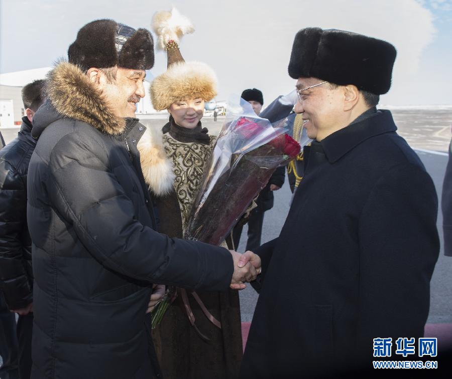 12月14日,應(yīng)哈薩克斯坦共和國總理馬西莫夫邀請(qǐng),國務(wù)院總理李克強(qiáng)乘專機(jī)抵達(dá)阿斯塔納國際機(jī)場(chǎng),開始對(duì)哈薩克斯坦進(jìn)行正式訪問,舉行中哈總理第二次定期會(huì)晤,并出席上海合作組織成員國政府首腦理事會(huì)第十三次會(huì)議。這是馬西莫夫到機(jī)場(chǎng)迎接李克強(qiáng)。新華社記者 黃敬文 攝 12月14日,應(yīng)哈薩克斯坦共和國總理馬西莫夫邀請(qǐng),國務(wù)院總理李克強(qiáng)乘專機(jī)抵達(dá)阿斯塔納國際機(jī)場(chǎng),開始對(duì)哈薩克斯坦進(jìn)行正式訪問,舉行中哈總理第二次定期會(huì)晤,并出席上海合作組織成員國政府首腦理事會(huì)第十三次會(huì)議。這是馬西莫夫到機(jī)場(chǎng)迎接李克強(qiáng)。新華社記者 黃敬文 攝