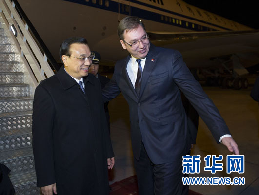 12月15日,國務(wù)院總理李克強(qiáng)抵達(dá)貝爾格萊德,出席中國-中東歐國家領(lǐng)導(dǎo)人會晤并正式訪問塞爾維亞,塞爾維亞總理武契奇到機(jī)場迎接。新華社記者 黃敬文 攝 12月15日,國務(wù)院總理李克強(qiáng)抵達(dá)貝爾格萊德,出席中國-中東歐國家領(lǐng)導(dǎo)人會晤并正式訪問塞爾維亞,塞爾維亞總理武契奇到機(jī)場迎接。新華社記者 黃敬文 攝