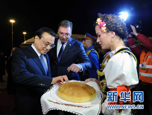 12月15日,國務(wù)院總理李克強(qiáng)抵達(dá)貝爾格萊德,出席中國-中東歐國家領(lǐng)導(dǎo)人會晤并正式訪問塞爾維亞,塞爾維亞總理武契奇到機(jī)場迎接。新華社記者 饒愛民 攝 12月15日,國務(wù)院總理李克強(qiáng)抵達(dá)貝爾格萊德,出席中國-中東歐國家領(lǐng)導(dǎo)人會晤并正式訪問塞爾維亞,塞爾維亞總理武契奇到機(jī)場迎接。新華社記者 饒愛民 攝
