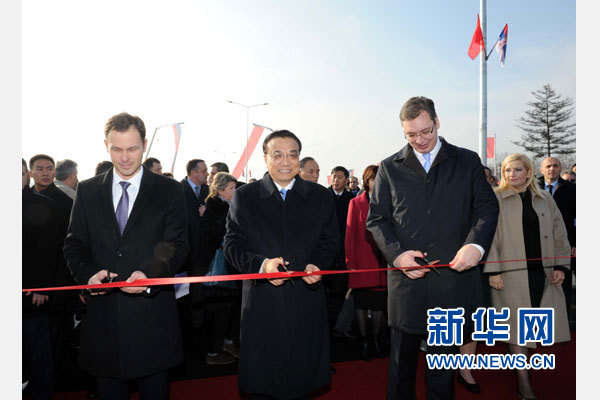 12月18日，中國國務院總理李克強在貝爾格萊德同塞爾維亞總理武契奇共同出席貝爾格萊德跨多瑙河大橋竣工儀式。這是李克強與武契奇為新建成的大橋剪彩。新華社記者 饒愛民 攝