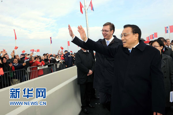 12月18日，中國國務院總理李克強在貝爾格萊德同塞爾維亞總理武契奇共同出席貝爾格萊德跨多瑙河大橋竣工儀式。這是李克強與武契奇在儀式現場向塞爾維亞群眾揮手致意。新華社記者 饒愛民 攝