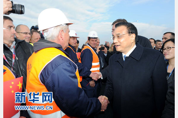 12月18日，中國國務院總理李克強在貝爾格萊德同塞爾維亞總理武契奇共同出席貝爾格萊德跨多瑙河大橋竣工儀式。這是李克強同大橋建設者親切交流。新華社記者 饒愛民 攝