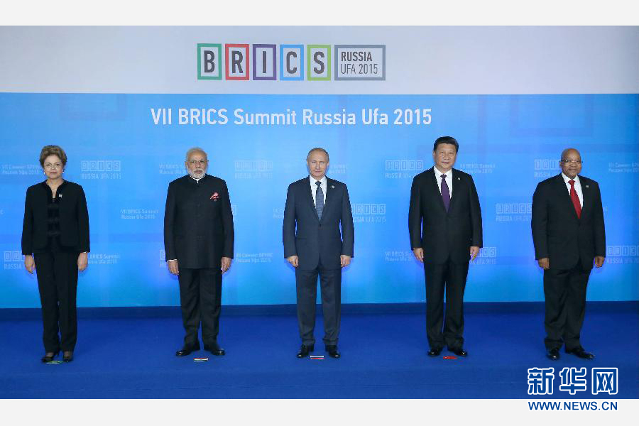 7月9日，金磚國家領導人第七次會晤在俄羅斯烏法舉行。中國國家主席習近平、俄羅斯總統普京、巴西總統羅塞夫、印度總理莫迪、南非總統祖馬出席。這是金磚國家領導人集體合影。新華社記者 龐興雷 攝