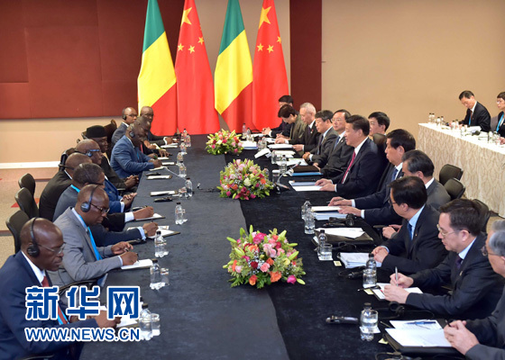 12月3日,國(guó)家主席習(xí)近平在約翰內(nèi)斯堡會(huì)見(jiàn)馬里總統(tǒng)凱塔。新華社記者 李濤 攝 12月3日,國(guó)家主席習(xí)近平在約翰內(nèi)斯堡會(huì)見(jiàn)馬里總統(tǒng)凱塔。新華社記者 李濤 攝