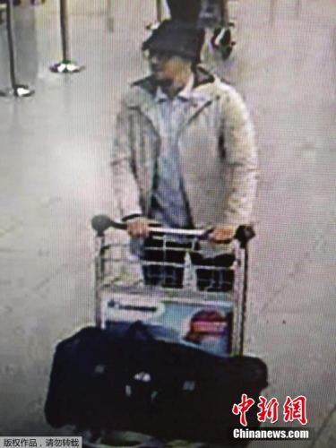 比利時聯邦警察公布一張機場監控拍攝下的三名機場恐襲嫌疑犯的視頻截圖。