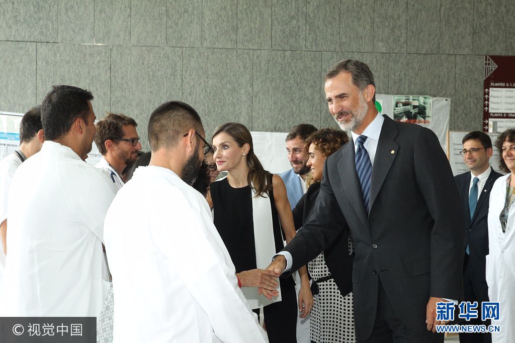 當(dāng)?shù)貢r(shí)間2017年8月19日，西班牙巴塞羅那，西班牙國王菲利普六世和萊蒂齊亞王后探望巴塞羅那恐襲案傷者。***_***BARCELONA, SPAIN - AUGUST 19:  In this handout photo provided by Casa de S.M. el Rey de Espana, King Felipe VI of Spain and Queen Letizia of Spain meets with medical staff as they arrive to visit last Thursday's terrorist attack victims at the Hospital de la Santa Creu i Sant Pau on August 19, 2017 in Barcelona, Spain. Thirteen people were killed and dozens injured in the Las Ramblas area of Barcelona when a van hit crowds on August 17.  (Photo by Casa de S.M. el Rey de Espana via Getty Images)