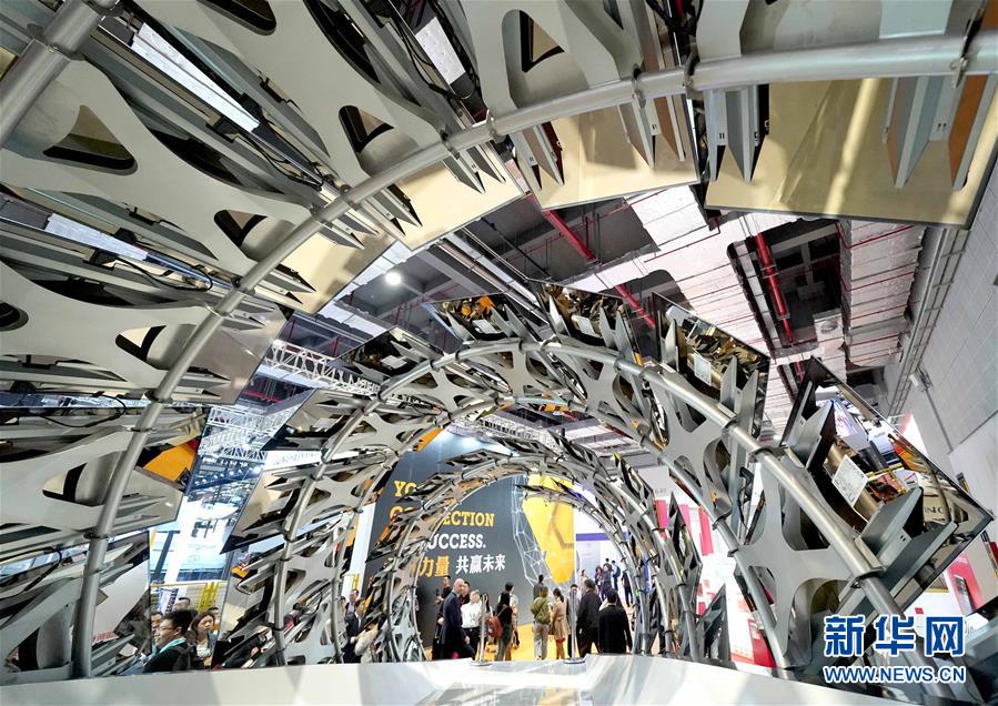 （鏡觀進博會）發電幕墻