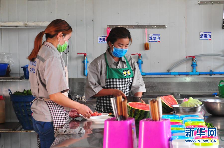 (國際·“一帶一路”高峰論壇·圖文互動)(3)老撾村民的夢想在中老鐵路上延伸