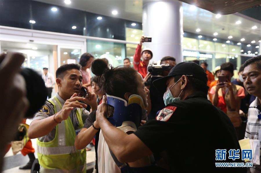 (國際)(4)一架客機在緬甸降落時滑出跑道 多人受傷