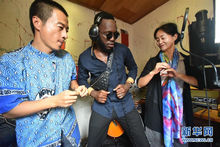 (國際·圖文互動)(3)通訊:《中喀一家人》——贈別中國醫療隊員的非洲旋律