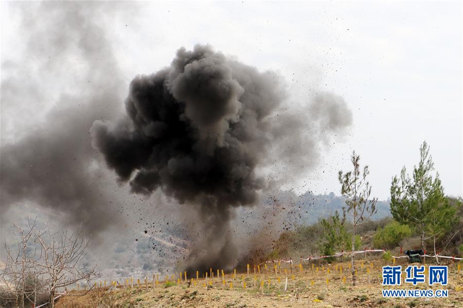 （國際·圖文互動）（4）通訊：“中國軍人掃雷一如既往專業(yè)和敬業(yè)！”——記中國赴黎維和部隊完成“藍線”3個雷場清排任務(wù)