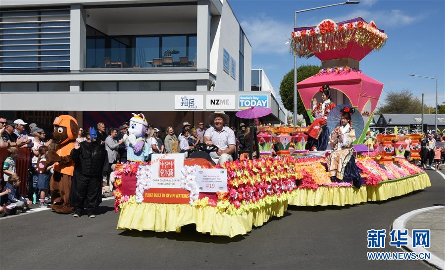 (國際·圖文互動)(3)通訊:中國元素在新西蘭迎春花車巡游活動中放光彩