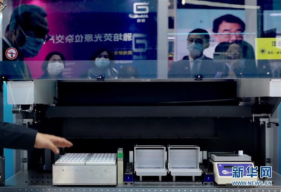 (第三屆進博會·圖文互動)(11)新疫苗、新療法,進博會最“火爆”展區(qū)見聞