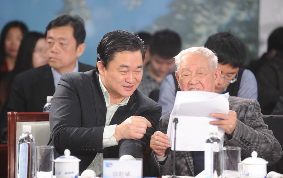 新華網董事長、總裁田舒斌與軍事科學院原副院長糜振玉在現場交流