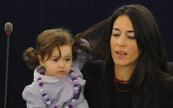 “小萌女”成歐洲議會會議?？?高清組圖)